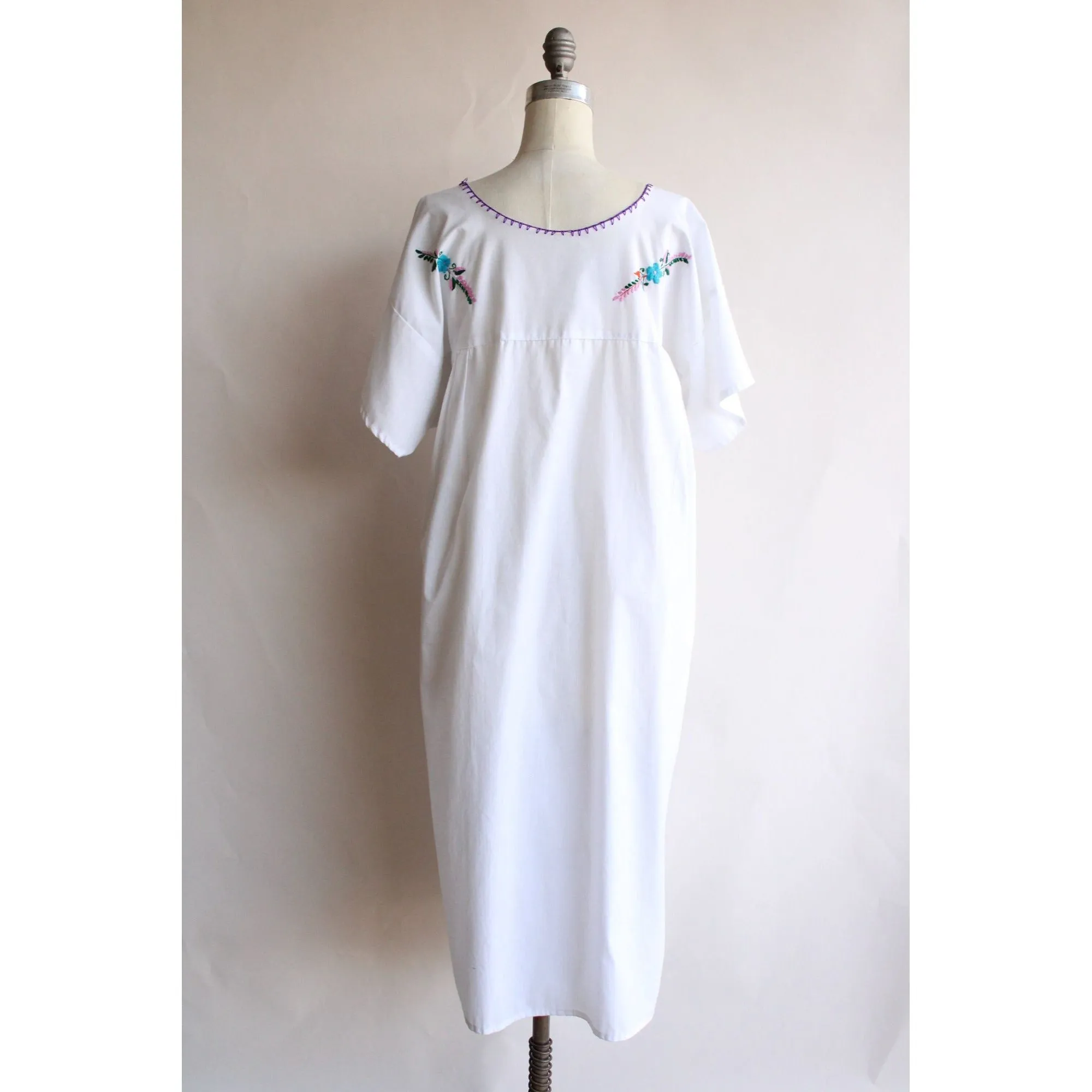 Vintage 1970s 1980s White Mexican Oaxaca Embroidered Floral Dress