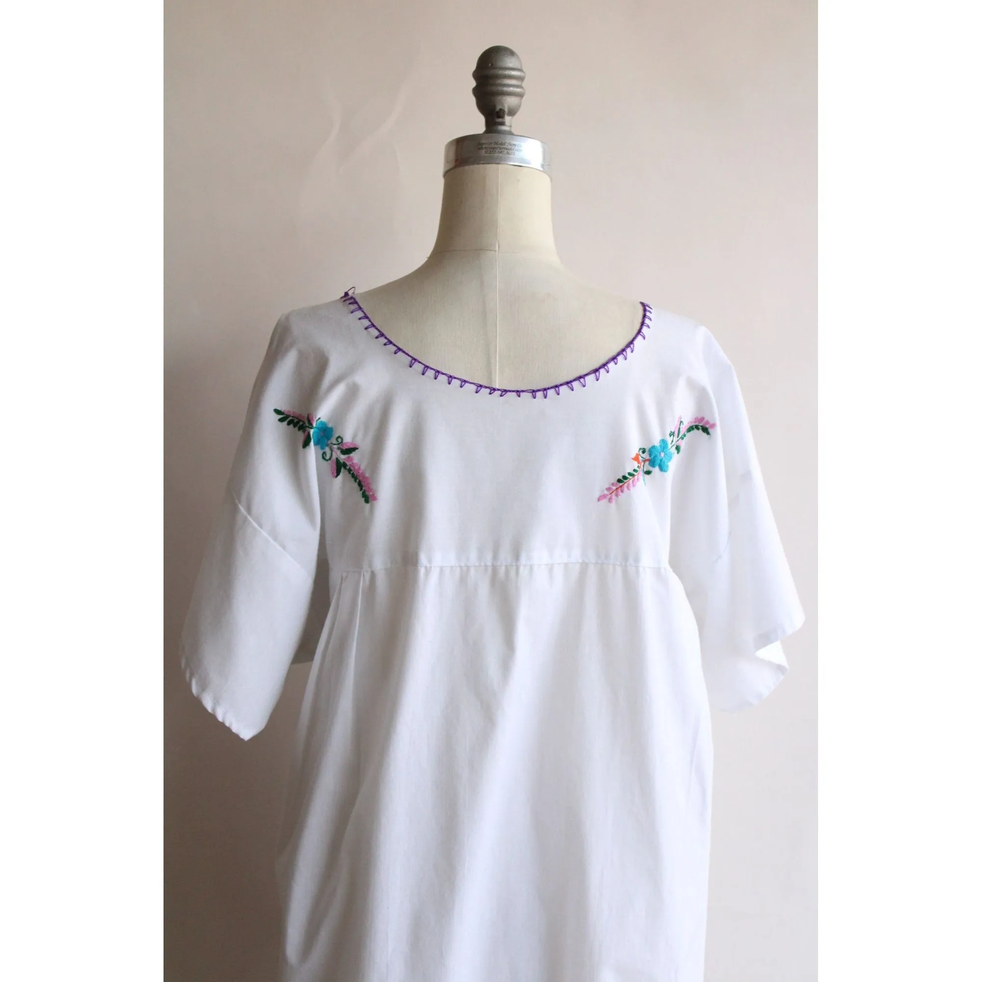 Vintage 1970s 1980s White Mexican Oaxaca Embroidered Floral Dress